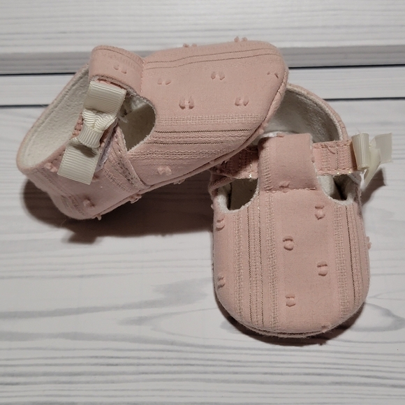 3-3.5M NWOT, pink baby dress shoes with velcro strap and bow - Picture 1 of 5